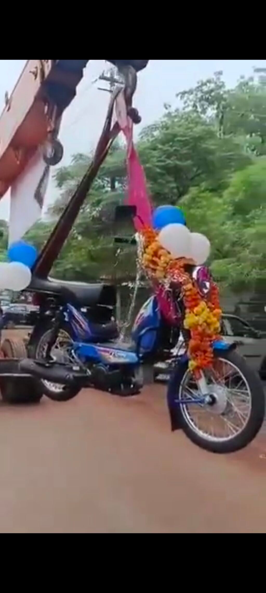 शौक मौज के आगे, कीमत देखी नहीं जाती, चाय वाले ने खरीदी, मोपेड । शौक मौज के आगे, कीमत देखी नहीं जाती, चाय वाले ने खरीदी, मोपेड ।