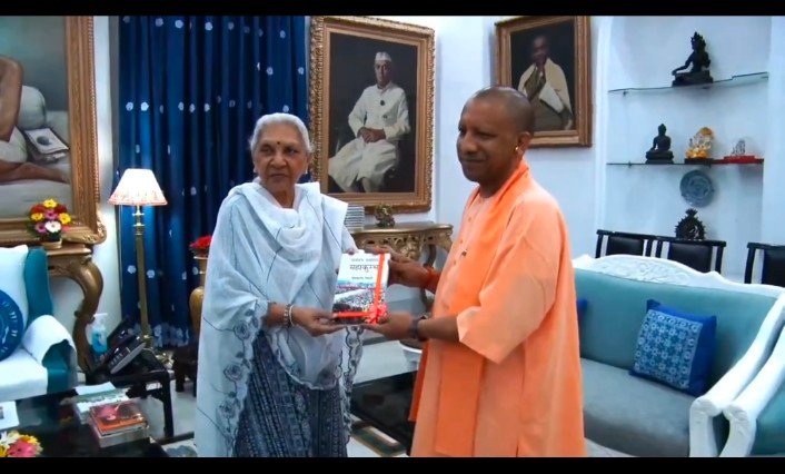 मुख्यमंत्री योगी आदित्यनाथ ने राजभवन में राज्यपाल आनंदी बेन पटेल से शिष्टाचार मुलाकात की ।