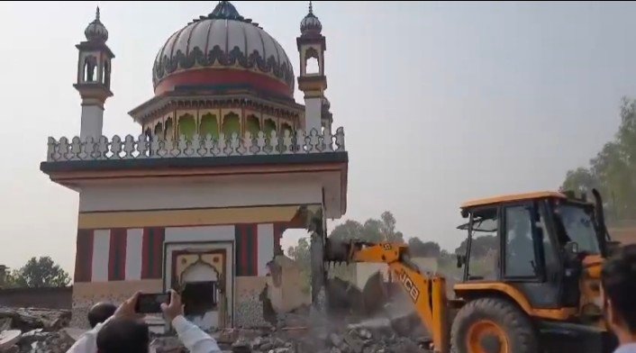हरिद्वार में मजार पर चला बुलडोजर ! सरकारी जमीन कब्जाने की नियत से बनाई गई मजार ध्वस्त ।