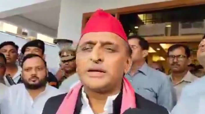 पूर्व मंत्री बेनी प्रसाद की पत्नी को श्रृद्धांजलि देने पहुंचे , BJP को लिया निशाने पर ।