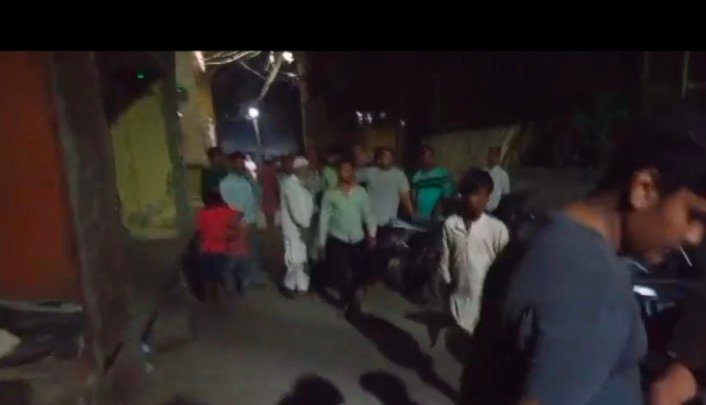 दिल्ली के वेलकम इलाके में दो गुटों में फायरिंग, एक लडकी को गोली लगी ।