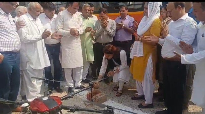 दिल्ली मेयर ने डेंगू से बचाव के लिए ड्रोन से डेंगू, मलेरिया दवा का छिड़काव कराया ।