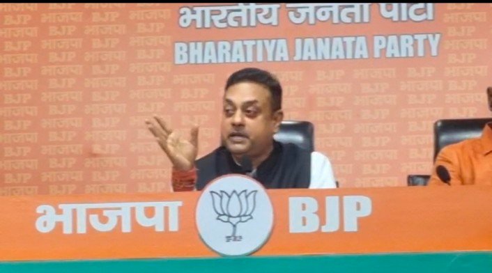 भाजपा नेता संबित पात्रा ने केजरीवाल के शीश महल को लेकर उठाए सवाल ।