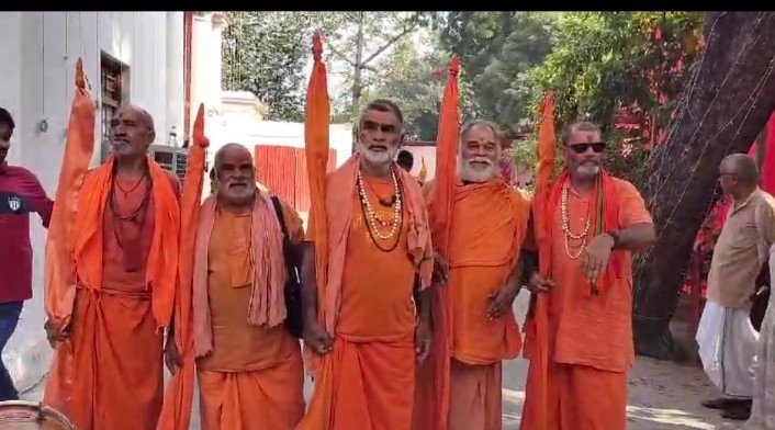 आज भारतवर्ष में सनातन धर्म के लेकर महर्षि बड़े-बड़े मुनियों ने गौ माता रक्षा का बीड़ा उठाया ।
