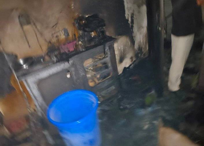 दिल्ली फ्लैट में लगी आग, एक ही परिवार के 5 लोग झुलसे,1 की मौत,1 की हालत गंभीर ।