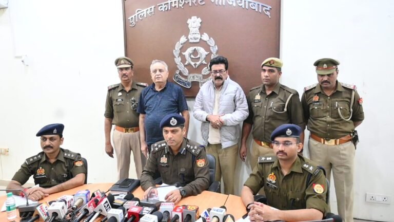 गाजियाबाद को पुलिस दबाव में लेने वाला फर्जी रिटायर्ड IPS अधिकारी साथी सहित हुआ गिरफ्तार ।