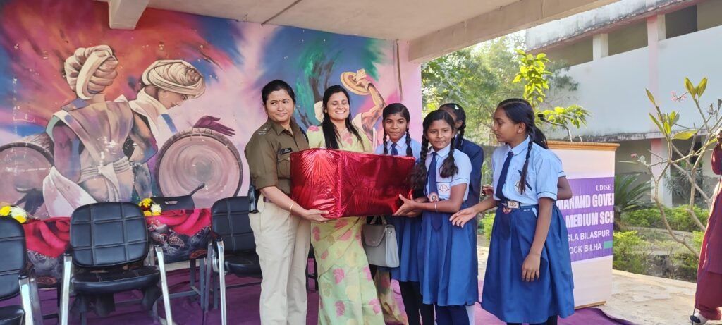 चेतना अभियान के तहत बिलासपुर पुलिस पहुंची धुरी पारा स्वामी आत्मानंद शासकीय स्कूल