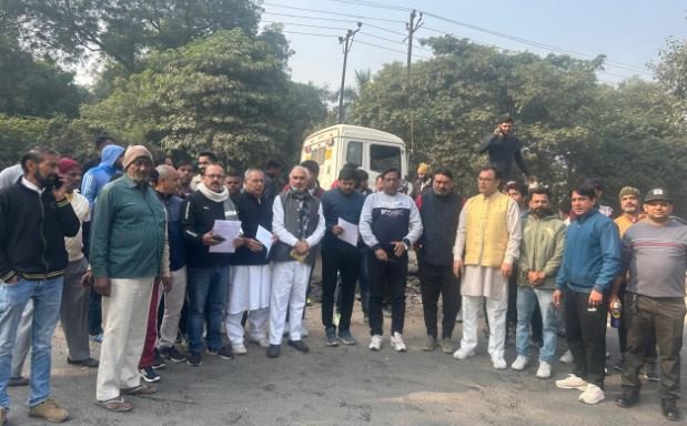 राजनगर कट खुलवाने के लिए संजय नगर और रहीसपुर की जनता उतरी सड़कों पर