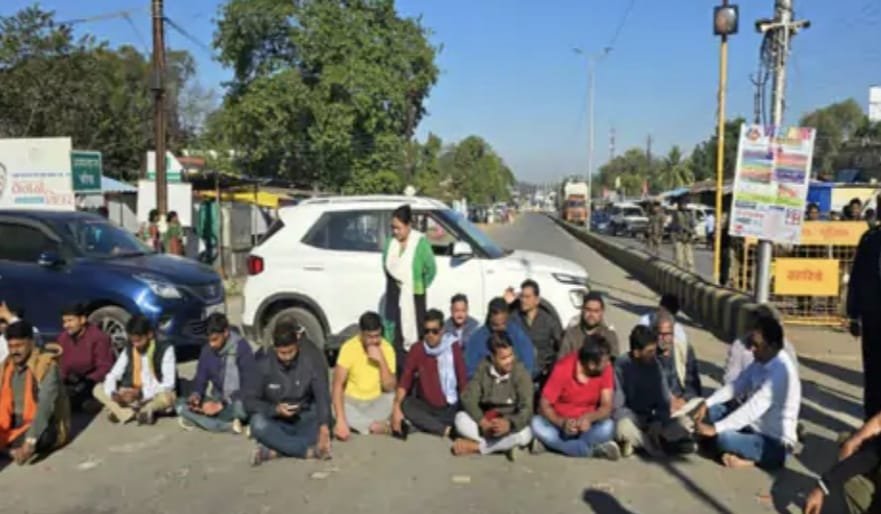 पत्रकार मकेश चंद्राकर की हत्या के विरोध में, पुलिस अधिकारियों को ज्ञापन सौंपा ।