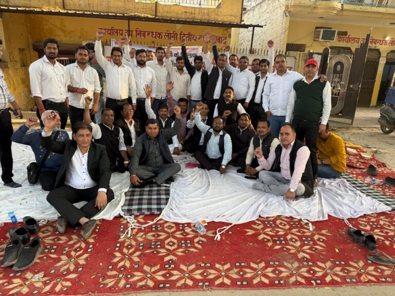 लोनी पुलिस द्वारा अधिवक्ताओं के साथ किए जा रहे जा रहे दुर्व्यवहार के विरोध में सर्व समाज एकता संघ ने कड़ा रुख अपनाया 