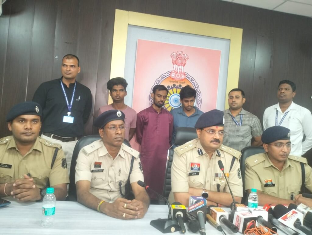 बिलासपुर रेंज साइबर थाने में दर्ज ऑनलाइन फाइनेंशियल फ्रॉड के मामले में अंतराज्यीय गिरोह को गिरफ्तार किया गया । बिलासपुर रेंज साइबर थाने में दर्ज ऑनलाइन फाइनेंशियल फ्रॉड के मामले में अंतराज्यीय गिरोह को गिरफ्तार किया गया ।
