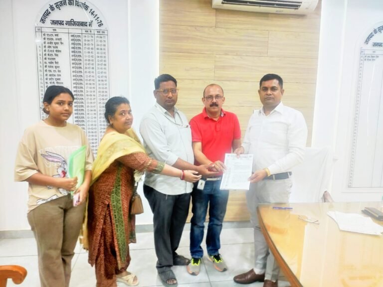 गाजियाबाद पेरेंट्स एसोसिएशन का निजी स्कूलों की मनमानियों पर लगाम लगाने के लिए डी एम को दिया ज्ञापन ।