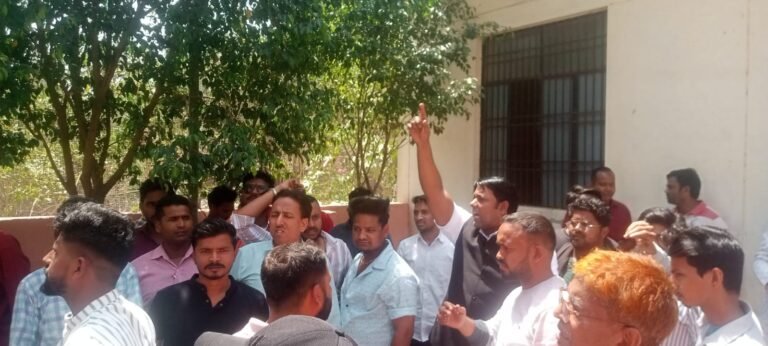 अलीगढ़ में मुरारी लाल वाल्मीकि नामक युवक की नृशंस हत्या किए जाने को लेकर पूर्व कांग्रेस राष्ट्रीय सचिव श्यौराज जीवन ने, सैकड़ों लोगों के साथ सड़को पर उतर  रोड जाम किया ।