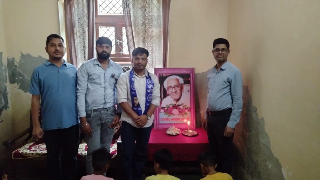 एडवोकेट भगवान दास जी का चित्र बनाकर उन्हें श्रद्धांजलि दी गई । एडवोकेट भगवान दास जी का चित्र बनाकर उन्हें श्रद्धांजलि दी गई ।