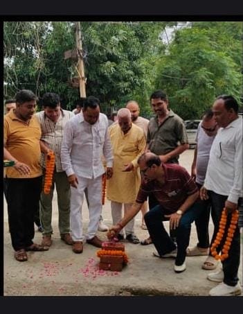 पार्षद पति संजय त्यागी जी ने, E ब्लॉक में इंटरलॉकिंग, सड़क व नाली के कार्य का किया शुभारंभ ।