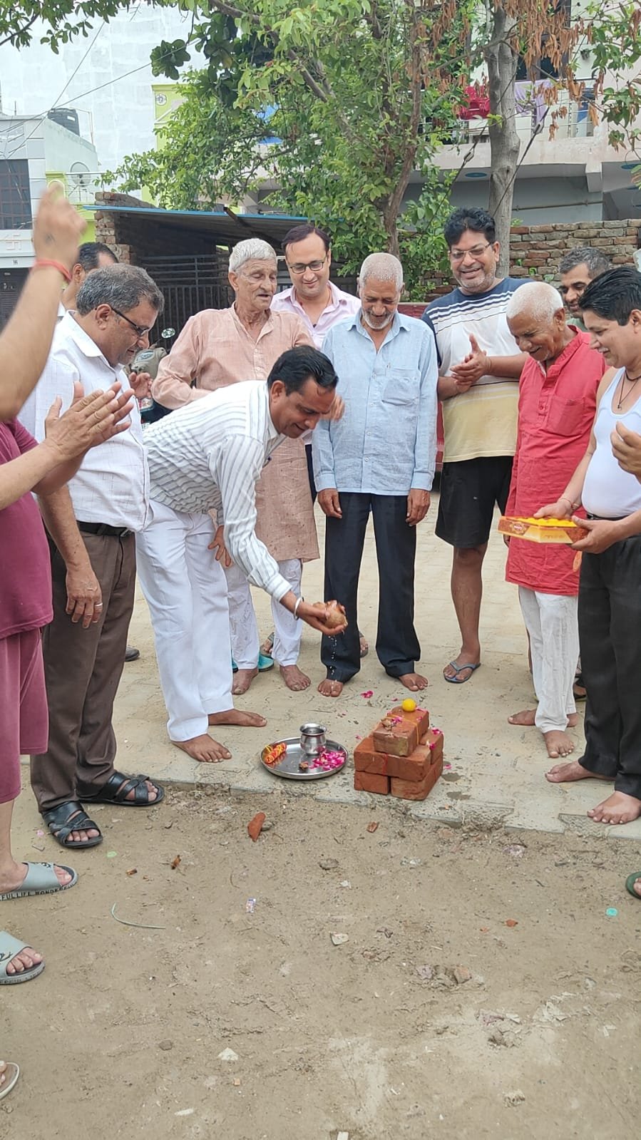 वार्ड 11 में पार्षद पति संजय त्यागी ने एक ओर नारियल फोड़ किया इंटरलॉकिंग सड़क ओर नाली का उद्घाटन । वार्ड 11 में पार्षद पति संजय त्यागी ने एक ओर नारियल फोड़ किया इंटरलॉकिंग सड़क ओर नाली का उद्घाटन ।