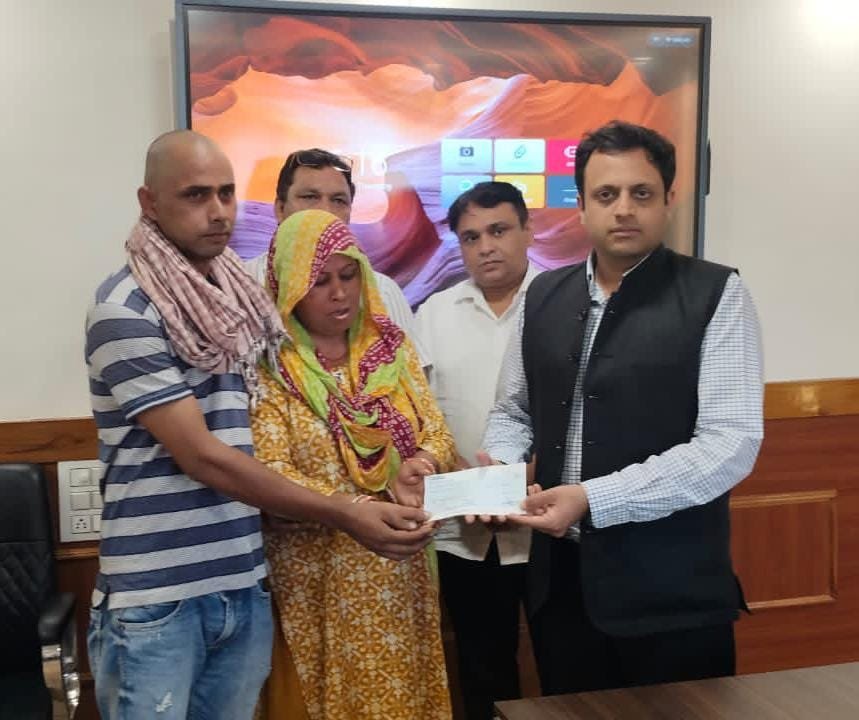 मोहित सूद ने निगम कर्मचारी की मौत के उपरान्त 5 लाख की सहायता राशि परिवार को निगम से दिलाकर मदद की ।