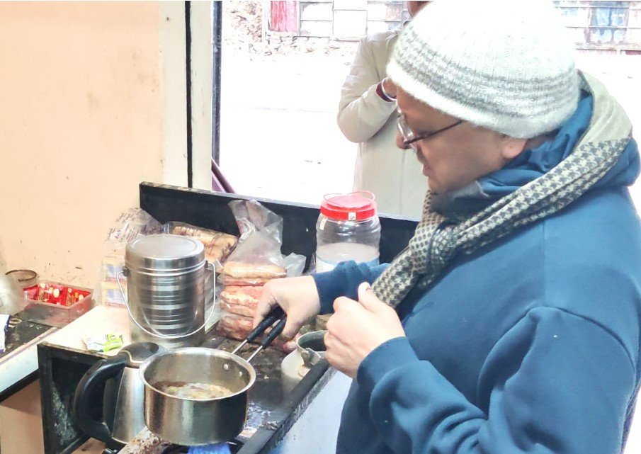 गैरसैंण में सीएम धामी ने ली चाय की चुस्कियां गैरसैंण में सीएम धामी ने ली चाय की चुस्कियां