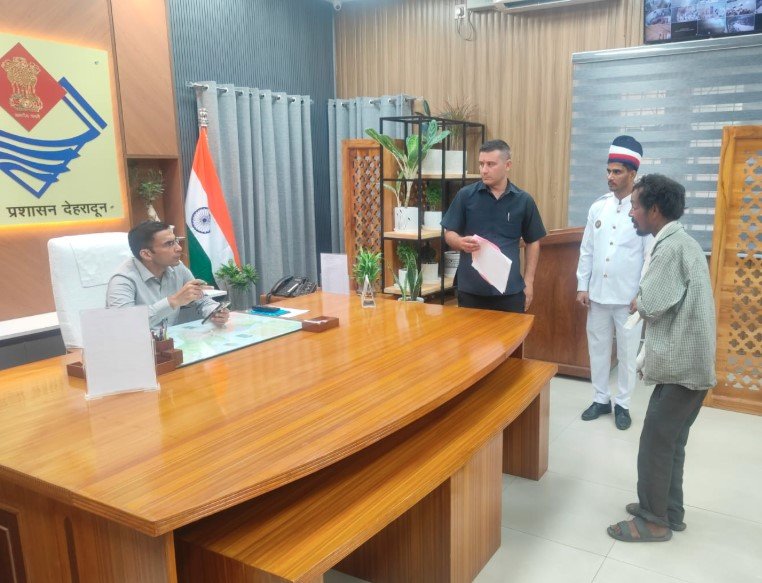 डीएम की पहल से असहाय राजू को मिला नया जीवन, बर्न सर्जरी सफल डीएम की पहल से असहाय राजू को मिला नया जीवन, बर्न सर्जरी सफल