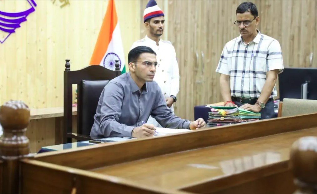 डीएम का बड़ा फैसला- सेवानिवृत्त पिता की याचिका खारिज, बेटे-बहु को दिलाया घर का हक डीएम का बड़ा फैसला- सेवानिवृत्त पिता की याचिका खारिज, बेटे-बहु को दिलाया घर का हक