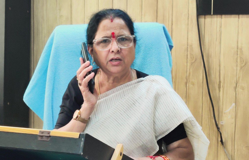 बिजली के पोल से केबल डालने को लेकर हुआ विवाद, महिला आयोग ने दिए जांच के आदेश बिजली के पोल से केबल डालने को लेकर हुआ विवाद, महिला आयोग ने दिए जांच के आदेश