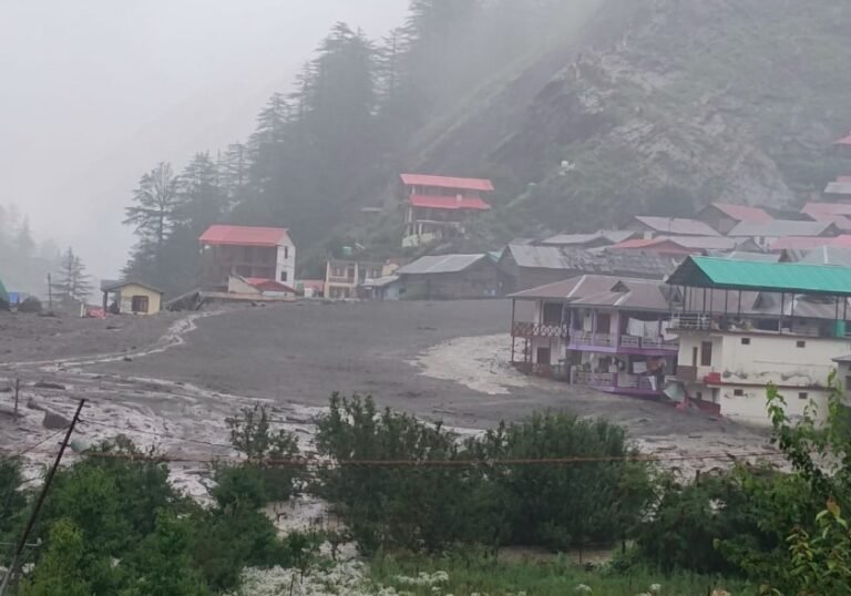 उत्तरकाशी में कहर बनकर टूटा बादल, धराली में तबाही, 4 की मौत, कई लापता उत्तरकाशी में कहर बनकर टूटा बादल, धराली में तबाही, 4 की मौत, कई लापता