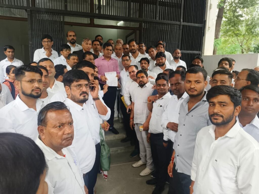 लोनी तहसील बार एसोसिएशन ने प्रस्तावित कार्यालय के निर्माण स्थान का कड़ा विरोध जताते हुए, जिलाधिकारी को ज्ञापन दिया। लोनी तहसील बार एसोसिएशन ने प्रस्तावित कार्यालय के निर्माण स्थान का कड़ा विरोध जताते हुए, जिलाधिकारी को ज्ञापन दिया।