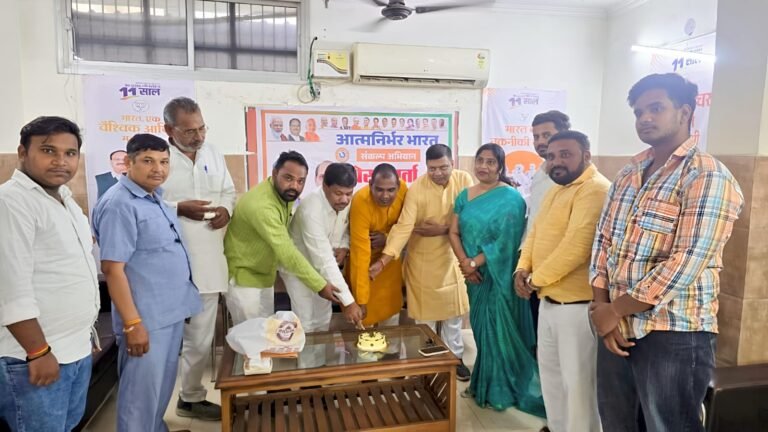 गाजियाबाद महानगर संयोजक वेदप्रकाश जाटव जी, ने महानगर मंत्री के जन्मदिन को हर्षौल्लास के साथ मनाया ।