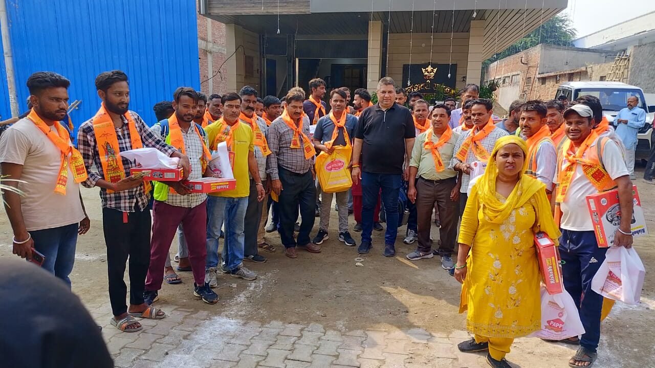 भाजपा पार्षद सचिन डागर, वार्ड 60 ने, निगम कर्मचारियों के साथ उपहार देकर मनाया ।