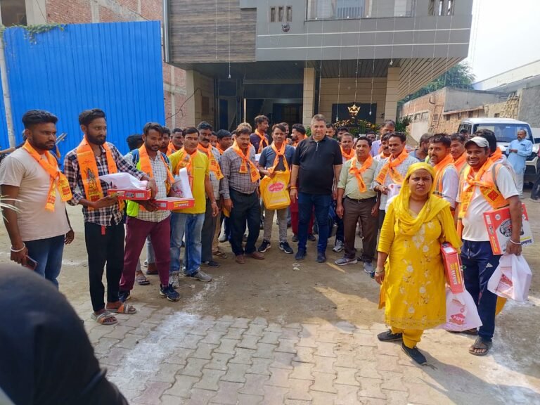भाजपा पार्षद सचिन डागर, वार्ड 60 ने, निगम कर्मचारियों के साथ उपहार देकर मनाया ।