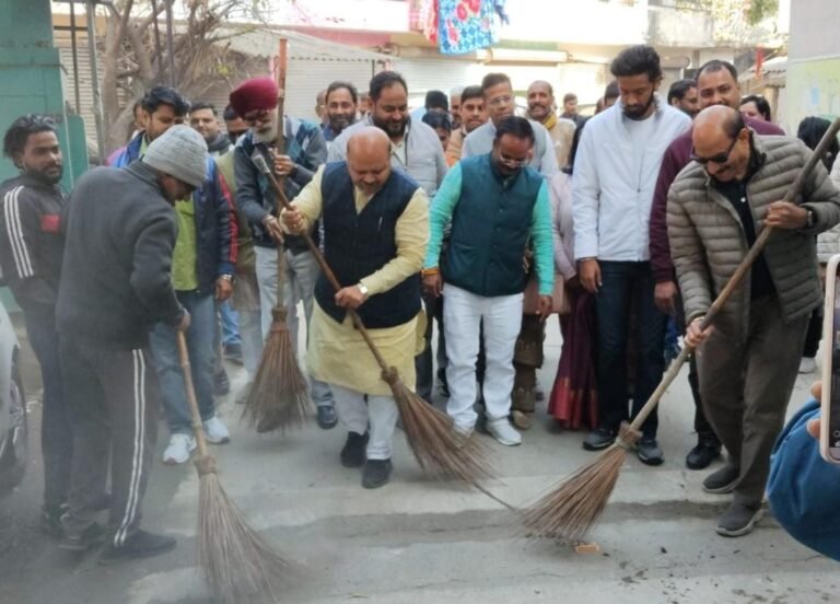 अटल जी की जन्म शताब्दी पर गाज़ियाबाद में भाजपा ने चलाया स्वच्छता अभियान, दीपोत्सव का आयोजन