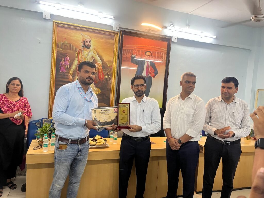 श्री-शिवम शशिकांत पवार Assistant/ C&W/IGP ( इगतपुरी) , विभाग: फ्रेट वर्ष – २०२५- २०२६ मध्ये मुंबई मंडळ फ्रेट विभाग उत्कृष्ट कार्य, समर्पण व योगदान करिता ।