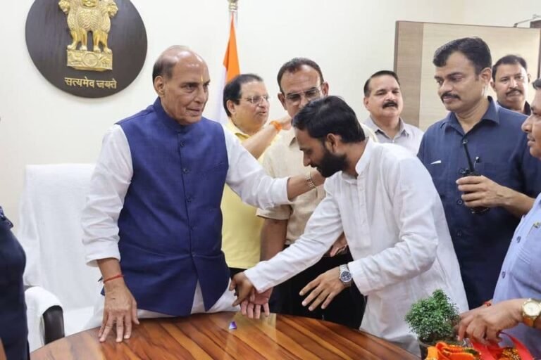 भारतीय किसान कामगार मजदूर सभा (भाजपा समर्पित) ने रक्षा मंत्री राजनाथ सिंह को जन्मदिवस पर दी शुभकामनाएं, लिया आशीर्वाद ।
