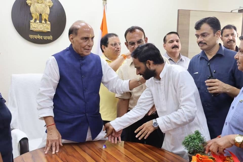 भारतीय किसान कामगार मजदूर सभा (भाजपा समर्पित) ने रक्षा मंत्री राजनाथ सिंह को जन्मदिवस पर दी शुभकामनाएं, लिया आशीर्वाद ।