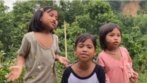 तीन छोटी बहनों गाना गाकर सोशल मीडिया पर मचाया धमाल, लोग कर रहे हैं तारीफ