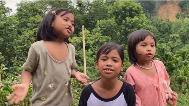 तीन छोटी बहनों गाना गाकर सोशल मीडिया पर मचाया धमाल, लोग कर रहे हैं तारीफ तीन छोटी बहनों गाना गाकर सोशल मीडिया पर मचाया धमाल, लोग कर रहे हैं तारीफ