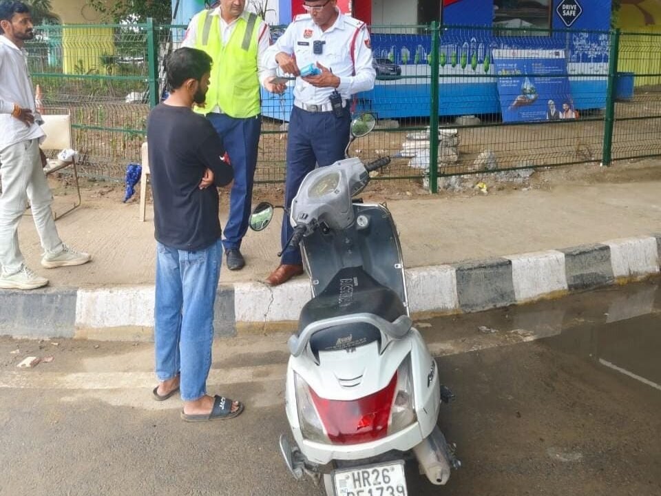स्कूटी पर 96 चालान के 10 लाख रुपए का जुर्माना बकाया, स्कूटी इंपाउंड