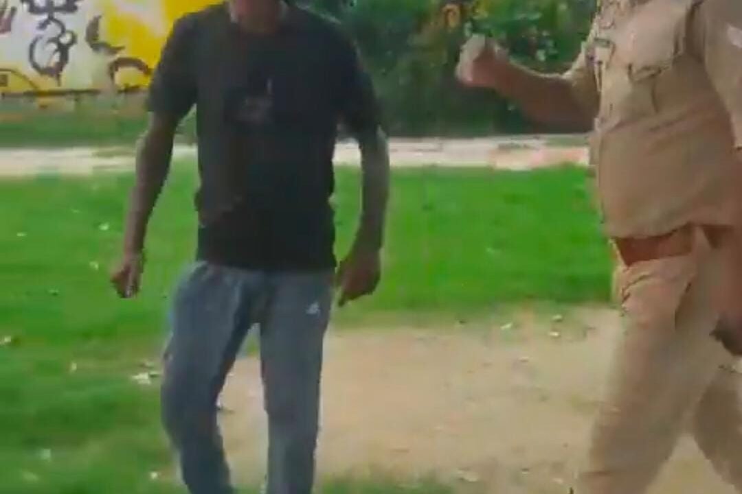 “साहब, मार क्यों रहे हो… गलती है तो थाने ले चलो!” — पूछताछ के नाम पर सिपाही का थप्पड़, वर्दी का रौब पड़ा भारी