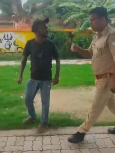 “साहब, मार क्यों रहे हो… गलती है तो थाने ले चलो!” — पूछताछ के नाम पर सिपाही का थप्पड़, वर्दी का रौब पड़ा भारी