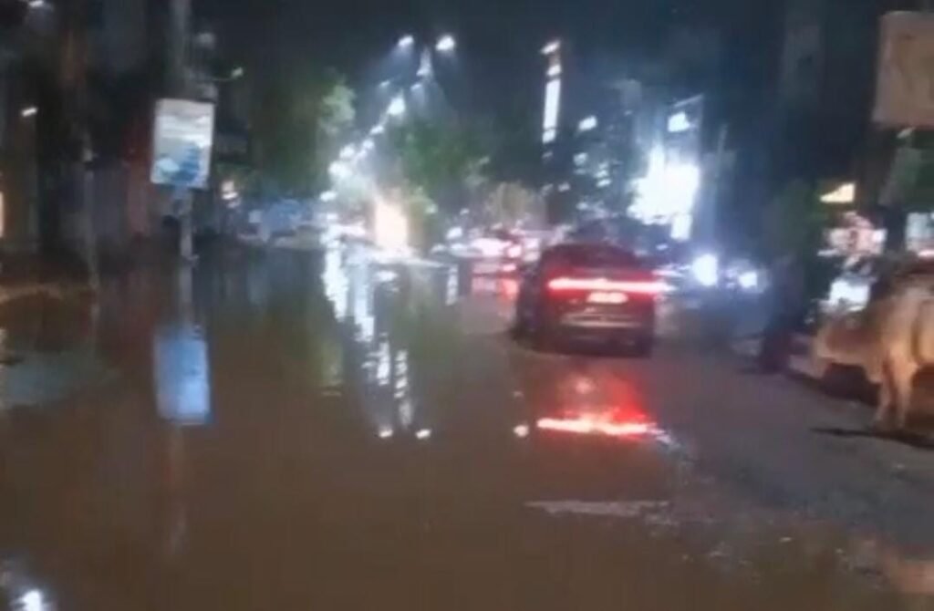 दिल्ली डूबी, सिस्टम सोया! बुराड़ी बना तालाब—बारिश ने खोली ‘कागज़ी विकास’ की पोल, जनता पूछ रही है: बजट गया कहाँ?