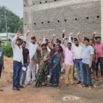 ग्रामीणों का आक्रोश,अहिल्यापुर में घटिया भवन निर्माण कार्य के खिलाफ दूसरी मंजिल की ढलाई रोकी