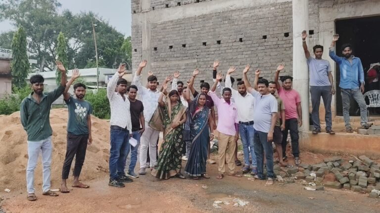 ग्रामीणों का आक्रोश,अहिल्यापुर में घटिया भवन निर्माण कार्य के खिलाफ दूसरी मंजिल की ढलाई रोकी