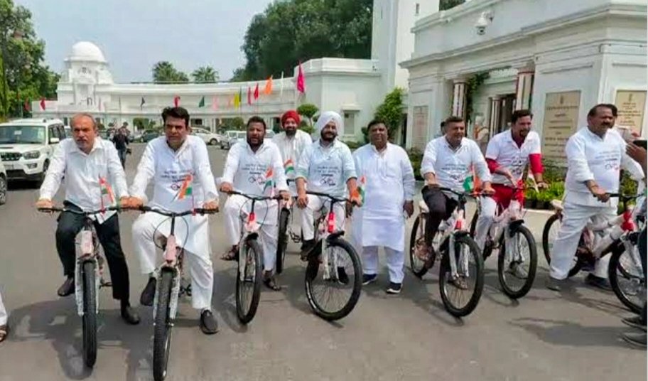 “दिल्ली में साइकिल के नाम पर खेल! ₹3,000 प्रति साइकिल का हिसाब दो—AAP का सरकार पर सीधा हमला