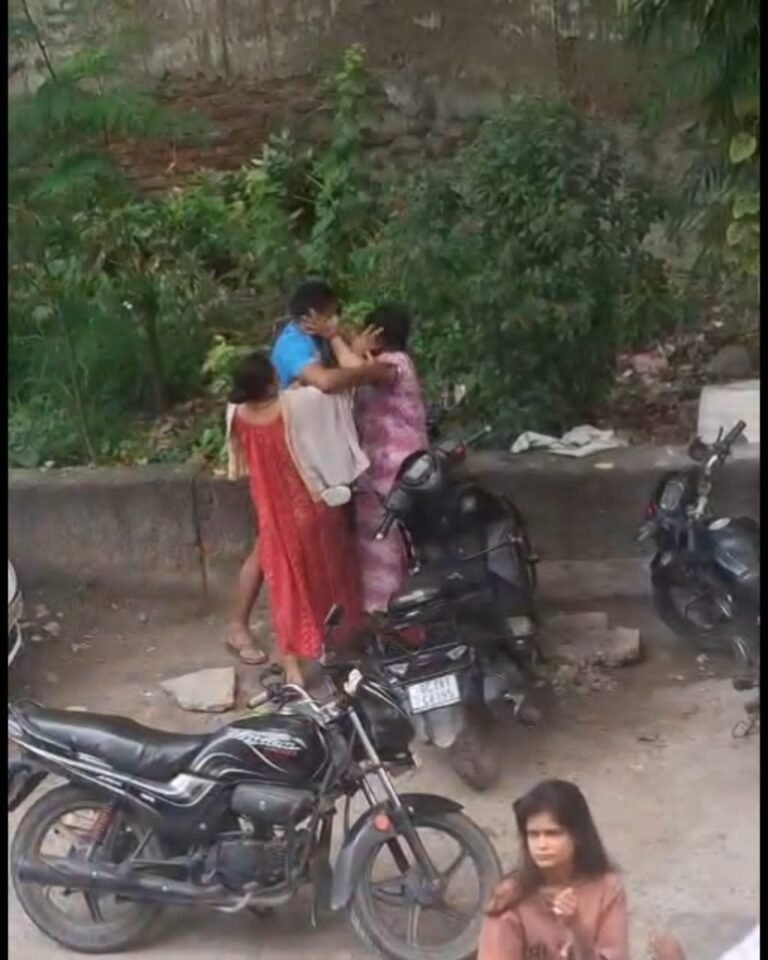 दिल्ली की CM महिला, फिर भी महिला की FIR के लिए तरस रहा इंसाफ