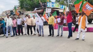 छात्रों पर लाठीचार्ज के विरोध में भाजपा का हल्लाबोल, छतरपुर के जपला मोड़ पर सड़क जाम
