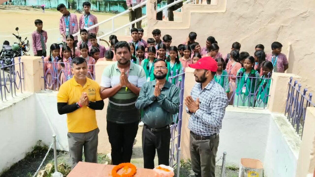 जामताड़ा गांधी मैदान की शहीद बेदी पर खुदीराम बोस को दी श्रद्धांजलि