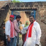 बाढ़ प्रभावित गांवों में पहुंचे पूर्व सपा जिलाध्यक्ष नदीम अहमद फारूकी, राहत सामग्री बांटकर जाना पीड़ितों का हाल  सदर विधानसभा क्षेत्र के सिमौरा, कुबेरपुर घाट, अमलापुर व गुछलैया समेत कई गांवों का किया दौरा  दीपचंद्र दीक्षित ब्यूरो  फर्रुखाबाद। जनपद में गंगा नदी के बढ़ते जलस्तर के चलते सदर विधानसभा क्षेत्र के कई गांव बाढ़ की चपेट में हैं। बाढ़ प्रभावित ग्रामीणों के सामने भोजन, पेयजल, पशुओं के चारे तथा रोजमर्रा की जरूरतों को लेकर मुश्किलें बनी हुई हैं। इसी बीच मंगलवार, 11 अगस्त 2026 को समाजवादी पार्टी के पूर्व जिलाध्यक्ष नदीम अहमद फारूकी ने सदर विधानसभा क्षेत्र के विभिन्न बाढ़ प्रभावित इलाकों का दौरा कर पीड़ित परिवारों का हाल जाना।  नदीम अहमद फारूकी ने सिमौरा, कुबेरपुर घाट, अमलापुर, गुछलैया सहित अन्य बाढ़ प्रभावित क्षेत्रों में पहुंचकर ग्रामीणों से सीधे संवाद किया। उन्होंने बाढ़ की स्थिति, जलभराव से उत्पन्न समस्याओं और ग्रामीणों को मिल रही सुविधाओं की जानकारी ली। इस दौरान उन्होंने जरूरतमंद बाढ़ पीड़ित परिवारों के बीच राहत सामग्री का वितरण भी किया।  बाढ़ प्रभावित लोगों ने पूर्व सपा जिलाध्यक्ष को अपनी समस्याओं से अवगत कराया। ग्रामीणों ने बताया कि बाढ़ के कारण आवागमन प्रभावित होने के साथ ही दैनिक जीवन भी मुश्किल हो गया है। कई परिवारों के सामने खाद्य सामग्री और अन्य जरूरी सामान की समस्या खड़ी हो रही है। ग्रामीणों ने राहत और प्रशासनिक सहायता को लेकर भी अपनी अपेक्षाएं रखीं।  इस अवसर पर नदीम अहमद फारूकी ने कहा कि बाढ़ जैसी प्राकृतिक आपदा के समय जरूरतमंद लोगों की मदद करना सबसे बड़ी जिम्मेदारी है। उन्होंने कहा कि संकट की घड़ी में प्रभावित परिवारों को अकेला नहीं छोड़ा जाना चाहिए और सक्षम लोगों को आगे आकर उनकी मदद करनी चाहिए। उन्होंने बाढ़ प्रभावित ग्रामीणों को हर संभव सहयोग का भरोसा भी दिलाया।  उन्होंने कहा कि बाढ़ से प्रभावित गांवों में स्थिति पर लगातार नजर रखने और जरूरतमंद परिवारों तक राहत पहुंचाने की आवश्यकता है। राहत सामग्री वितरण के दौरान उन्होंने ग्रामीणों से अपील की कि वे सावधानी बरतें और प्रशासन की ओर से जारी दिशा-निर्देशों का पालन करें।  पूर्व सपा जिलाध्यक्ष के गांवों में पहुंचने और राहत सामग्री वितरित करने से स्थानीय ग्रामीणों ने उनका आभार जताया। इस दौरान समाजवादी पार्टी के कार्यकर्ता, स्थानीय ग्रामीण एवं क्षेत्र के अन्य लोग मौजूद रहे।