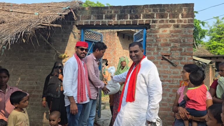 बाढ़ प्रभावित गांवों में पहुंचे पूर्व सपा जिलाध्यक्ष नदीम अहमद फारूकी, राहत सामग्री बांटकर जाना पीड़ितों का हाल  सदर विधानसभा क्षेत्र के सिमौरा, कुबेरपुर घाट, अमलापुर व गुछलैया समेत कई गांवों का किया दौरा  दीपचंद्र दीक्षित ब्यूरो  फर्रुखाबाद। जनपद में गंगा नदी के बढ़ते जलस्तर के चलते सदर विधानसभा क्षेत्र के कई गांव बाढ़ की चपेट में हैं। बाढ़ प्रभावित ग्रामीणों के सामने भोजन, पेयजल, पशुओं के चारे तथा रोजमर्रा की जरूरतों को लेकर मुश्किलें बनी हुई हैं। इसी बीच मंगलवार, 11 अगस्त 2026 को समाजवादी पार्टी के पूर्व जिलाध्यक्ष नदीम अहमद फारूकी ने सदर विधानसभा क्षेत्र के विभिन्न बाढ़ प्रभावित इलाकों का दौरा कर पीड़ित परिवारों का हाल जाना।  नदीम अहमद फारूकी ने सिमौरा, कुबेरपुर घाट, अमलापुर, गुछलैया सहित अन्य बाढ़ प्रभावित क्षेत्रों में पहुंचकर ग्रामीणों से सीधे संवाद किया। उन्होंने बाढ़ की स्थिति, जलभराव से उत्पन्न समस्याओं और ग्रामीणों को मिल रही सुविधाओं की जानकारी ली। इस दौरान उन्होंने जरूरतमंद बाढ़ पीड़ित परिवारों के बीच राहत सामग्री का वितरण भी किया।  बाढ़ प्रभावित लोगों ने पूर्व सपा जिलाध्यक्ष को अपनी समस्याओं से अवगत कराया। ग्रामीणों ने बताया कि बाढ़ के कारण आवागमन प्रभावित होने के साथ ही दैनिक जीवन भी मुश्किल हो गया है। कई परिवारों के सामने खाद्य सामग्री और अन्य जरूरी सामान की समस्या खड़ी हो रही है। ग्रामीणों ने राहत और प्रशासनिक सहायता को लेकर भी अपनी अपेक्षाएं रखीं।  इस अवसर पर नदीम अहमद फारूकी ने कहा कि बाढ़ जैसी प्राकृतिक आपदा के समय जरूरतमंद लोगों की मदद करना सबसे बड़ी जिम्मेदारी है। उन्होंने कहा कि संकट की घड़ी में प्रभावित परिवारों को अकेला नहीं छोड़ा जाना चाहिए और सक्षम लोगों को आगे आकर उनकी मदद करनी चाहिए। उन्होंने बाढ़ प्रभावित ग्रामीणों को हर संभव सहयोग का भरोसा भी दिलाया।  उन्होंने कहा कि बाढ़ से प्रभावित गांवों में स्थिति पर लगातार नजर रखने और जरूरतमंद परिवारों तक राहत पहुंचाने की आवश्यकता है। राहत सामग्री वितरण के दौरान उन्होंने ग्रामीणों से अपील की कि वे सावधानी बरतें और प्रशासन की ओर से जारी दिशा-निर्देशों का पालन करें।  पूर्व सपा जिलाध्यक्ष के गांवों में पहुंचने और राहत सामग्री वितरित करने से स्थानीय ग्रामीणों ने उनका आभार जताया। इस दौरान समाजवादी पार्टी के कार्यकर्ता, स्थानीय ग्रामीण एवं क्षेत्र के अन्य लोग मौजूद रहे।