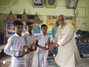 संकुल स्तरीय प्रश्नमंच प्रतियोगिता का आयोजन, विभिन्न विद्यालयों के भैया -बहनों ने दिखाया अपना ज्ञान