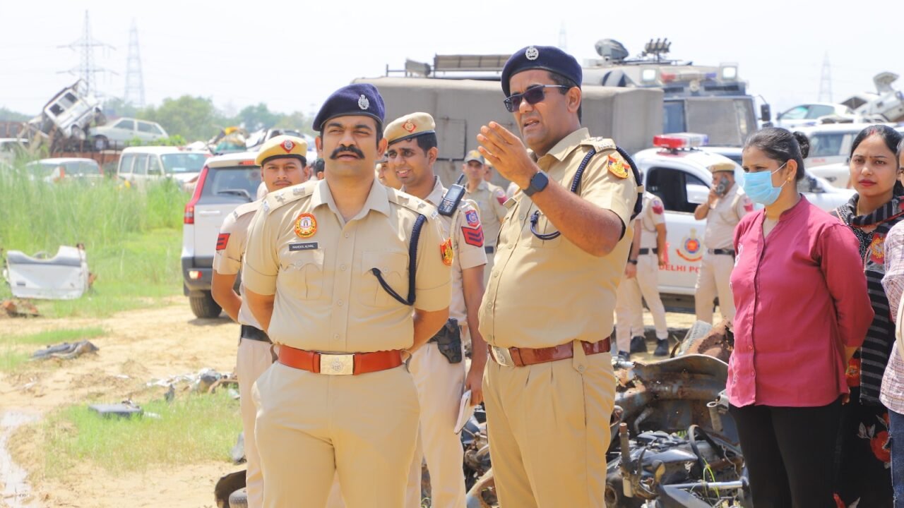 उत्तर-पूर्वी जिला पुलिस ने भीड़ नियंत्रण तैयारियों को मजबूत करने के लिए मॉक ड्रिल का आयोजन किया